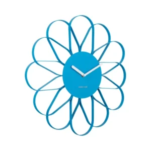 Wanduhr im hellblauen Blumen-Design mit runder Uhrmitte und Zeigern