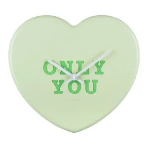 Herzförmige Wanduhr in Softgrün mit Aufdruck „ONLY YOU“ und Zeigern