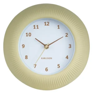Wanduhr mit Relief-Rahmen in Softgelb und weißem Zifferblatt, goldfarbene Zeiger