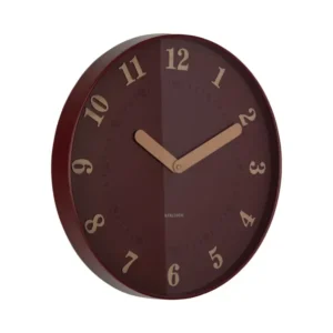 Wanduhr mit burgunderrotem Zifferblatt, goldenen Zeigern und römischen Zahlen
