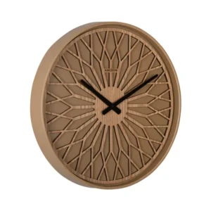 Wanduhr in Mokkabraun mit geometrischem Zifferblatt und schwarzen Zeigern