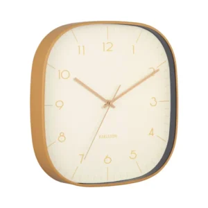 Quadratische Wanduhr: ockerfarbener Rahmen, cremefarbenes Zifferblatt, goldene Zeiger.
