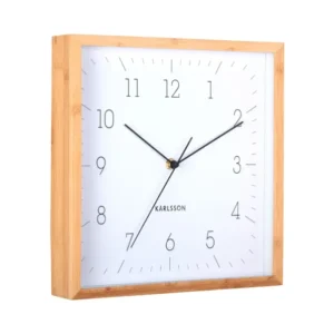 Wanduhr mit weißem Zifferblatt, schwarzen Zeigern und Bambusrahmen, Karlsson-Logo