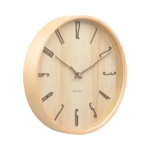 Helle Holz-Wanduhr mit römischen Ziffern, runder Einfassung und klaren Zeigern.