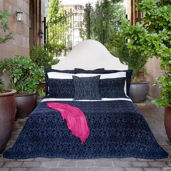 Royce | Jacquard Coverlet – 46% Long-Staple Cotton / 54% Viscose by St Genève