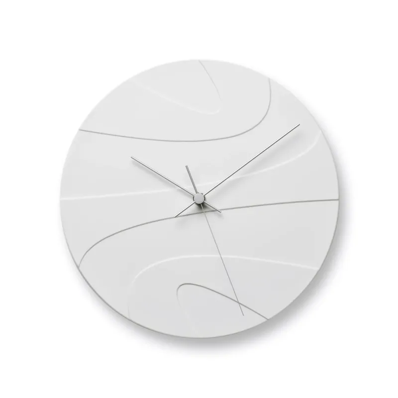 Weiße Wanduhr aus Porzellan mit linearen Wellenmotiven und Zeigern