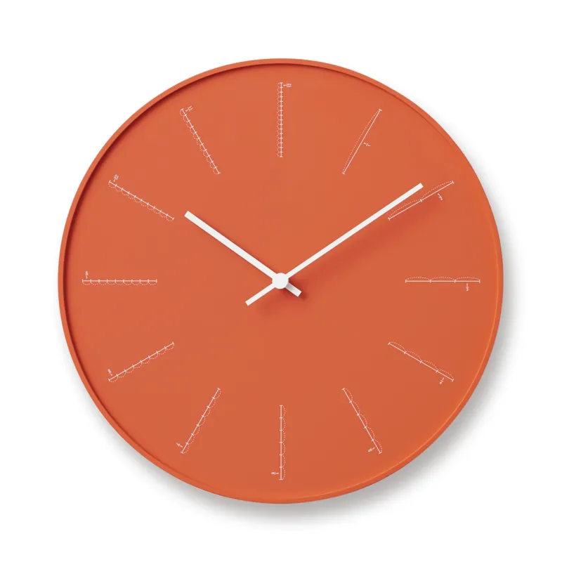 Orangefarbene Wanduhr mit weißen Zeigern und Strichmarkierungen