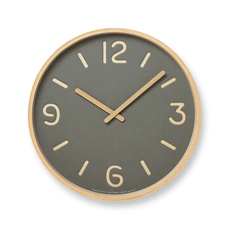 Wanduhr mit grauem Zifferblatt, goldenen Zeigern und Ziffern, beigem Rand