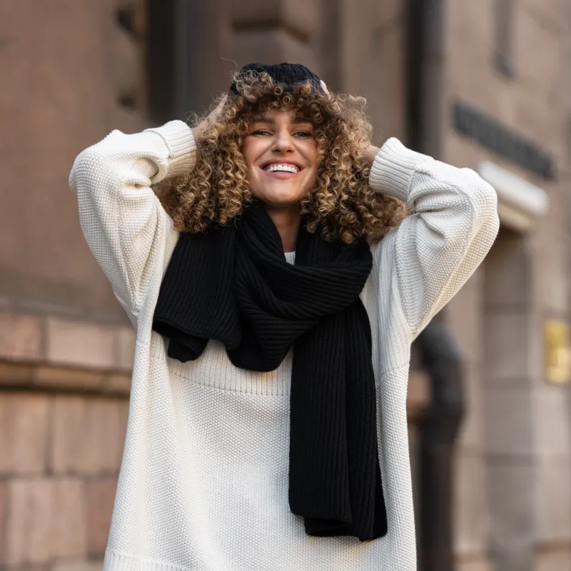 Women's Knit Thick Scarf Merino in black color.