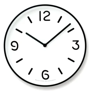 Weiße Wanduhr mit schwarzem Ziffernring, römischen Zahlen und Zeigern