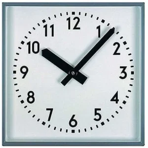 Wanduhr mit quadratischem Zifferblatt, schwarzen Zeigern und arabischen Stundenmarkern